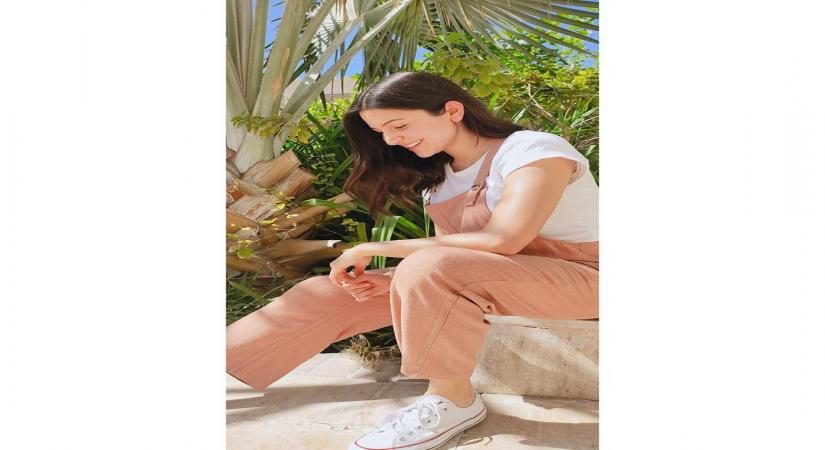 Anushka Sharma flaunts pregnancy glow