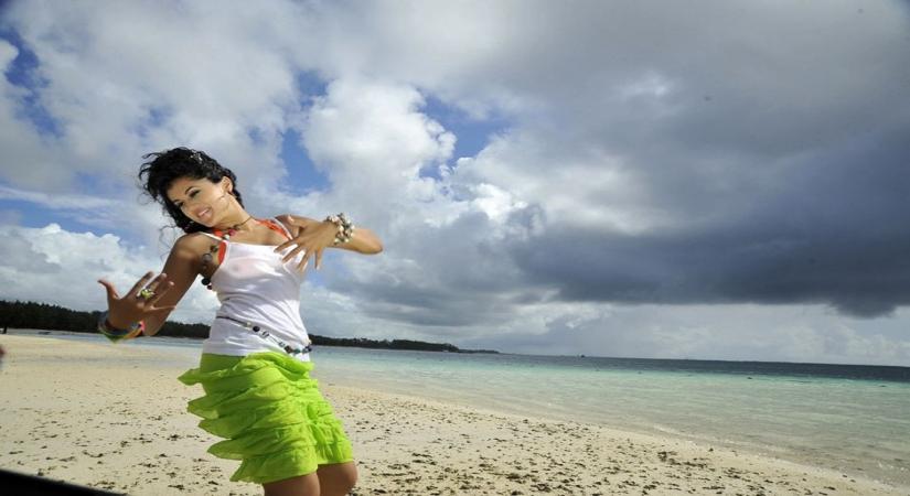 Mumbai, Oct 8 (IANS) Actress Taapsee Pannu on Thursday shared pictures from her Maldives trip, with sisters Shagun and Evania Pannu.