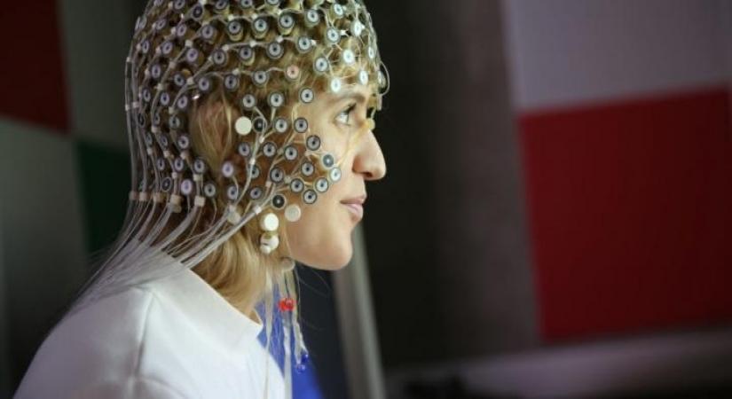 The photo shows a EEG Geodesic Sensor Net with 256 evenly distributed sensors that was used to record EEG activity from the participant's scalp during the research. (Photo: NTNU/Microsoft)