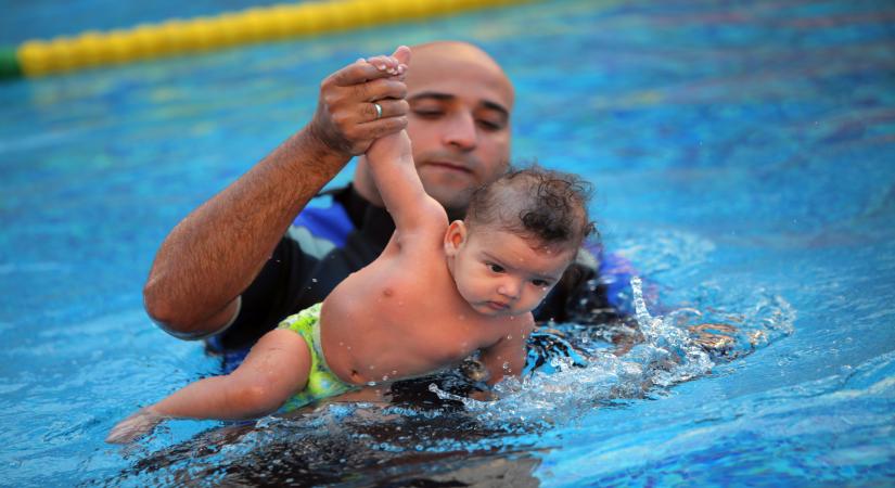 CAIRO, Jan. 20, 2018 (Xinhua) -- An infant swims with a trainer in Cairo, Egypt on Jan. 16, 2018. At a small closed and ceiled hygienic swimming pool in a language school on the outskirts of Cairo, a dozen of parents took their babies to attend the special swimming classes in the unique center run by international baby swimming coach Mohamed Abdel-Maksoud. (Xinhua/Ahmed Gomaa/IANS)