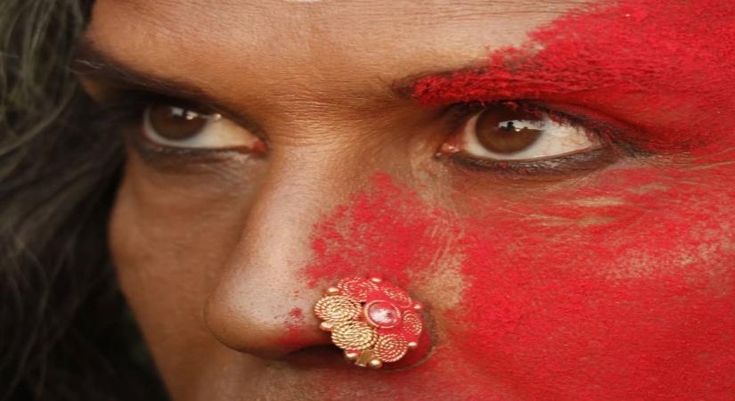 Milind Soman's new pic reminds netizens of Akshay Kumar.