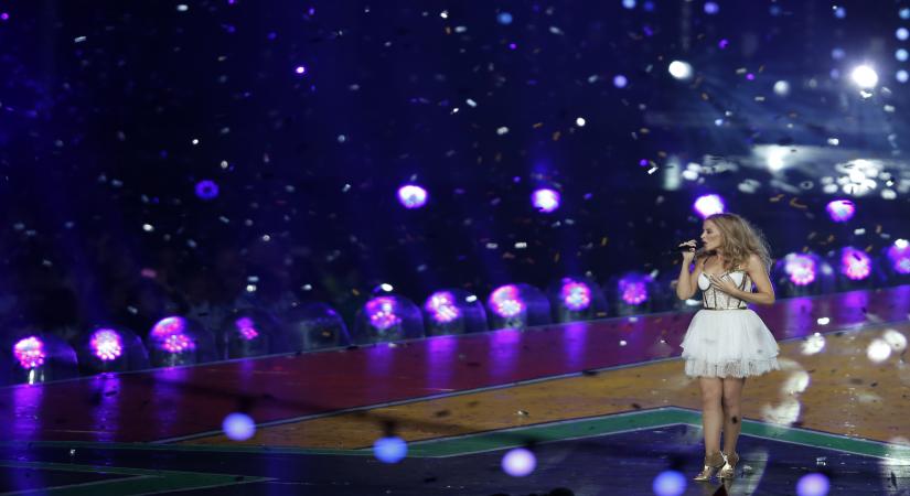 GLASGOW, Aug. 4, 2014 (Xinhua) -- Australian singer Kylie Minogue performs during the closing ceremony for the Glasgow 2014 Commonwealth Games at the Hampden Park in Glasgow, the United Kingdom, on Aug. 3, 2014. (Xinhua/Wang Lili/IANS)