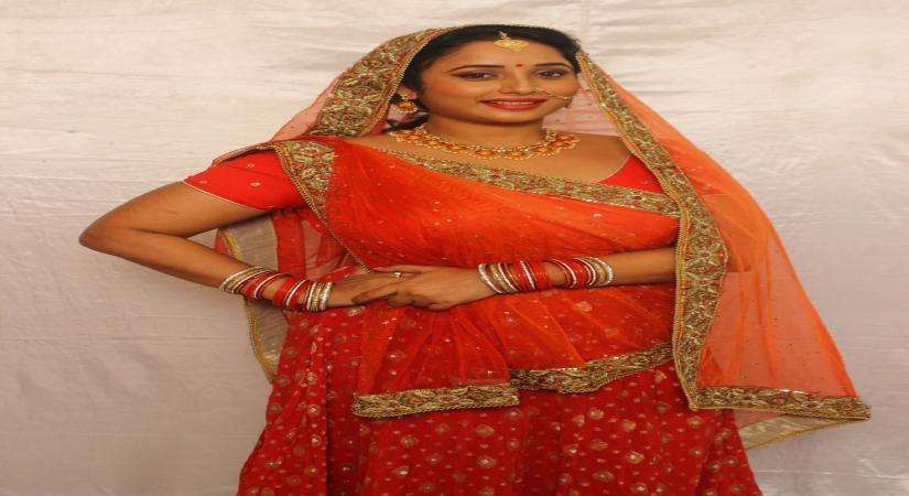 Bhojpuri actress Rani Chatterjee has fun with dialogues on TV image.