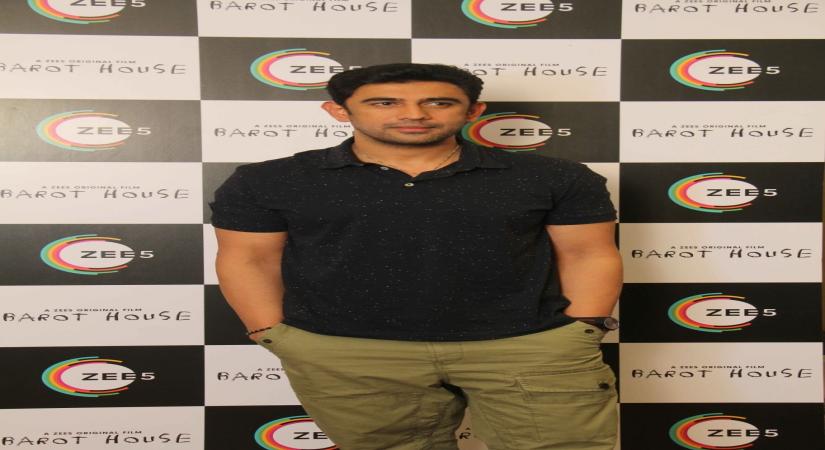 Amit Sadh shares decade old picture of himself