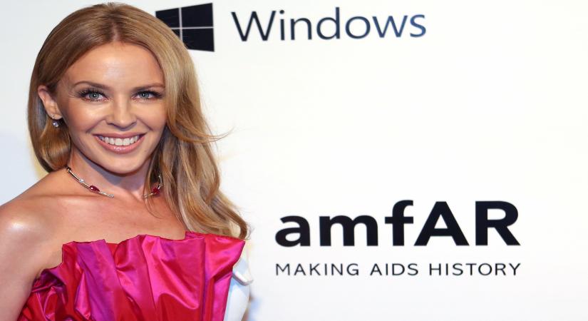 SAO PAULO, April 11, 2015 (Xinhua) -- Australian singer Kylie Minogue poses in the red carpet of the event of The Foundation for AIDS Research (amfAR), in Sao Paulo, Brazil, April 10, 2015. (Xinhua/Rahel Patrasso/IANS) (zjy)