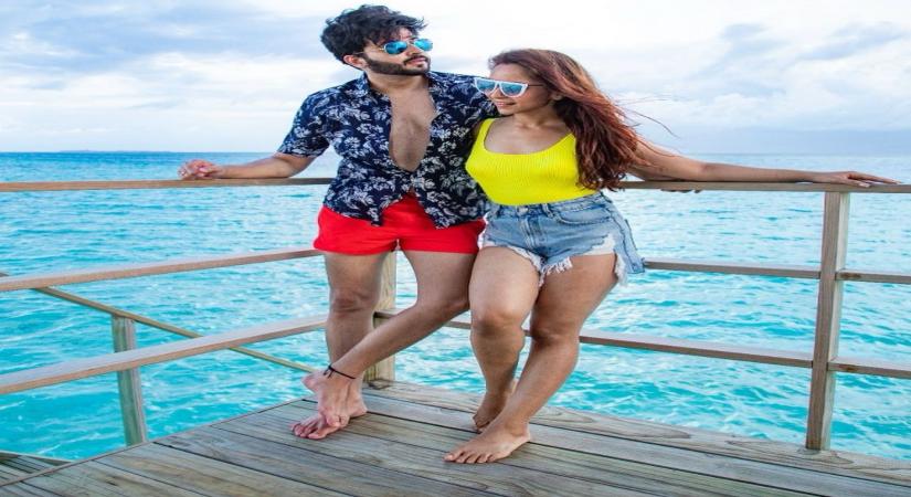 Dheeraj Dhoopar, Vinny Arora get romantic on Wedding Anniversary.