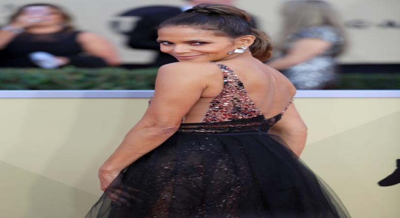 LOS ANGELES, Jan. 22, 2018 (Xinhua) -- Actress Halle Berry attends the 24th annual Screen Actors Guild (SAG) Awards at the Shrine Auditorium in Los Angeles, the United States, Jan. 21, 2018. (Xinhua/Li Ying/IANS)