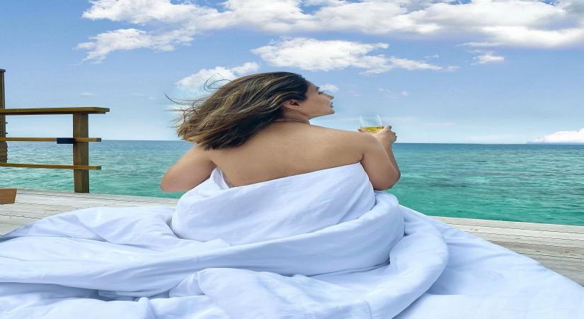 Hina Khan flaunts 'sexy back' from Maldivian vacation.