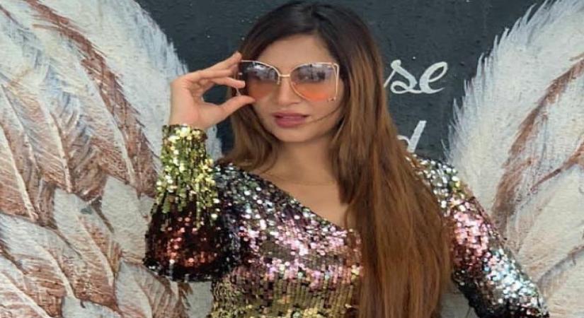 Bigg Boss 14: 'Nightie Queen' Arshi Khan grabs 'em by the eyeballs