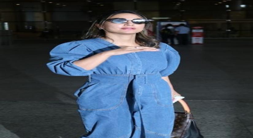 Hina Khan shares night mode photography