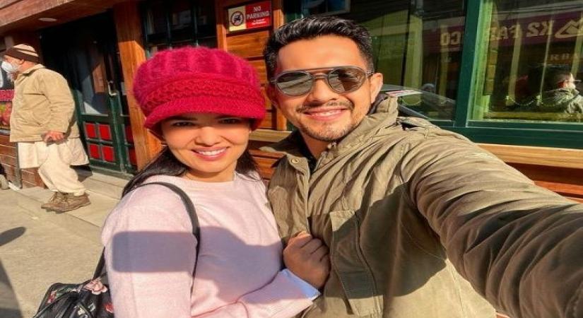 'Honeymoon begins': Aditya Narayan, Shweta Agarwal get cosy in Kashmir