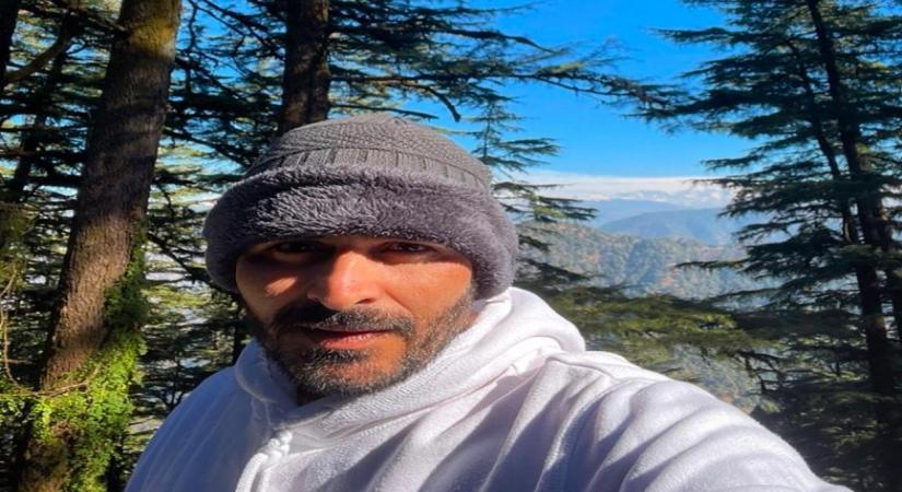 Manav Kaul visits Ruskin Bond in Mussoorie, gifts him debut novel Antima