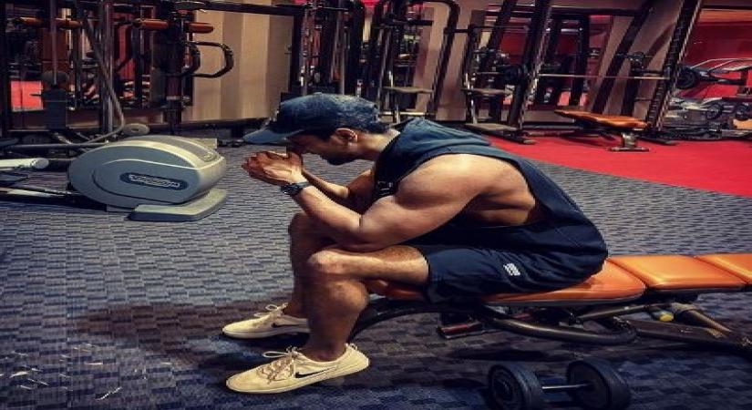 Vicky Kaushal flaunts a hunky frame in new pic.