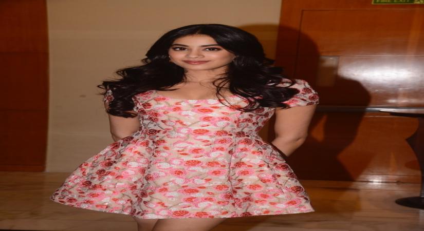 Janhvi Kapoor gets some cricketing action