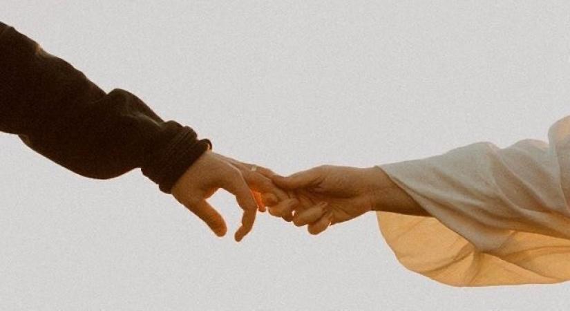 Having friends in life is important as they give us both emotional support and practical advice, whenever needed. A new study now suggests that prioritising friendship is also associated with many health and well-being benefits. (Twitter)