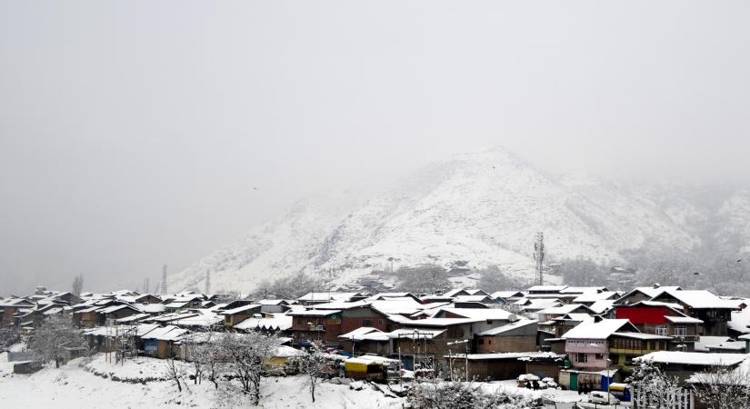 Baramulla: The season's first snowfall lashed Jammu and Kashmir's Baramulla on Dec 12, 2020. (Photo: IANS)