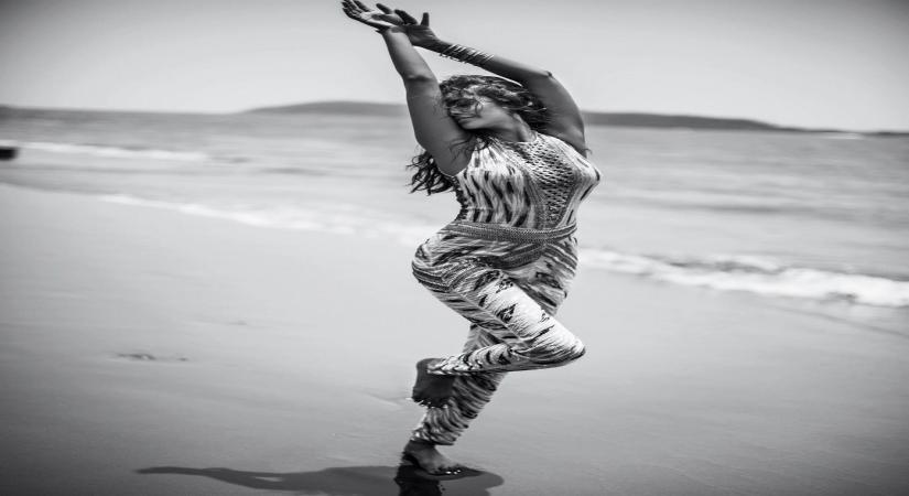 Bollywood actress Esha Gupta on Friday shared a stunning picture flaunting perfect curves in a post she has shared on social media