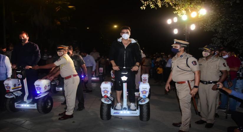Akshay Kumar attends Mumbai Police event with Aaditya Thackeray, Anil Deshmukh.