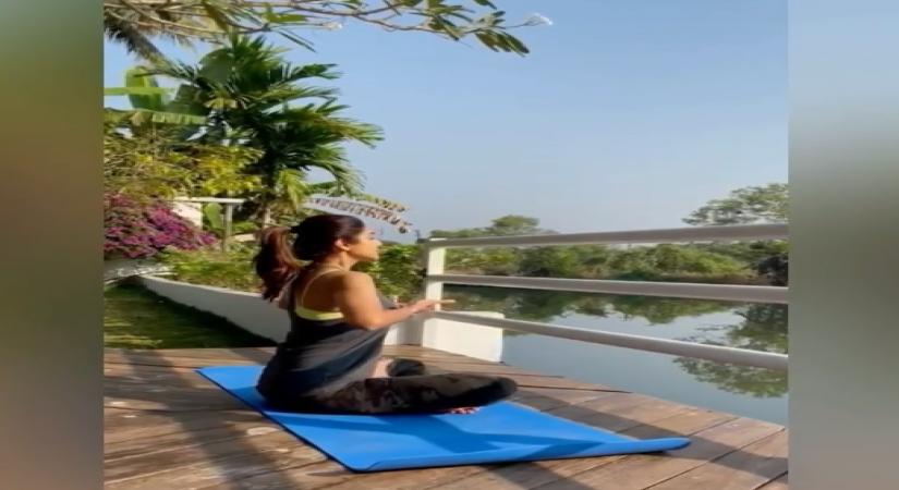 Shilpa Shetty's yoga tips to get back to grind after festive season. (photo:instagram)