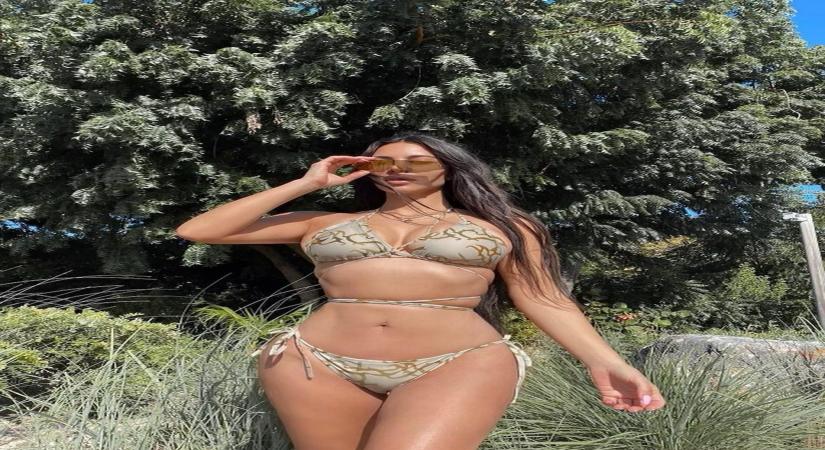 Kim Kardashian flaunts tiny waist in tie-up bikini.(photo:Instagram)