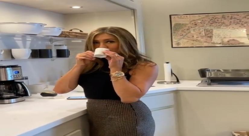 Jennifer Aniston reveals secret to being a 'happy girl' (credit: Instagram)