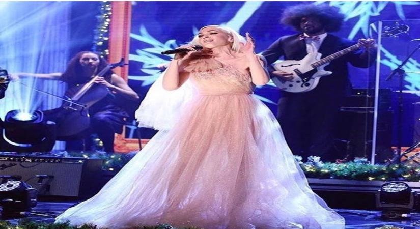 Gwen Stephani reacts with humour to fan who trolls her for failing