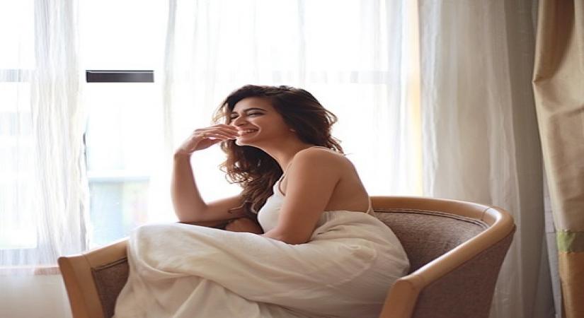 Actress Kriti Kharbanda has shared a stunning throwback picture and said that laughter is like the windshield wiper.