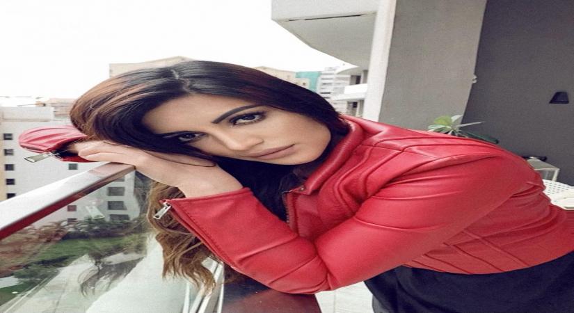 Shama Sikander enjoys virtual photoshoot sessions.