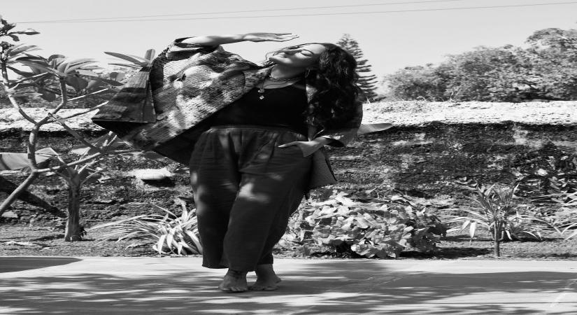 Sonakshi switches on beauty mode in monochrome picture.(photo:instagram)