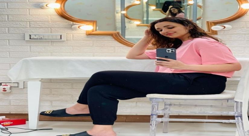 Parineeti reveals what she does when left 'alone in van'.(photo:Instagram)