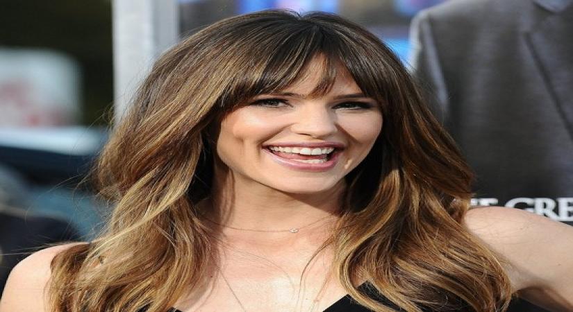 ctress Jennifer Garner would love to return to the reboot of the popular spy series, "Alias" that also starred Bradley Cooper, Victor Garber and Ron Rifkin, and ran for five seasons till 2006. (Twitter)