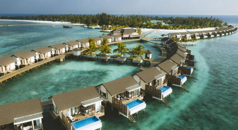 QN-nat-Maldivian flight linking Mumbai-Maafaru .