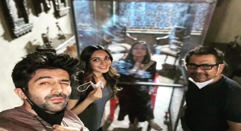 Kartik Aaryan welcomes back Tabu on "Bhool Bhulaiyaa 2" set