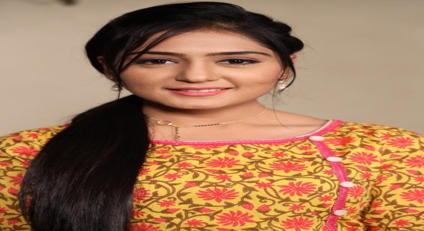 Anjali tatrari is anju bhai on the set of her show