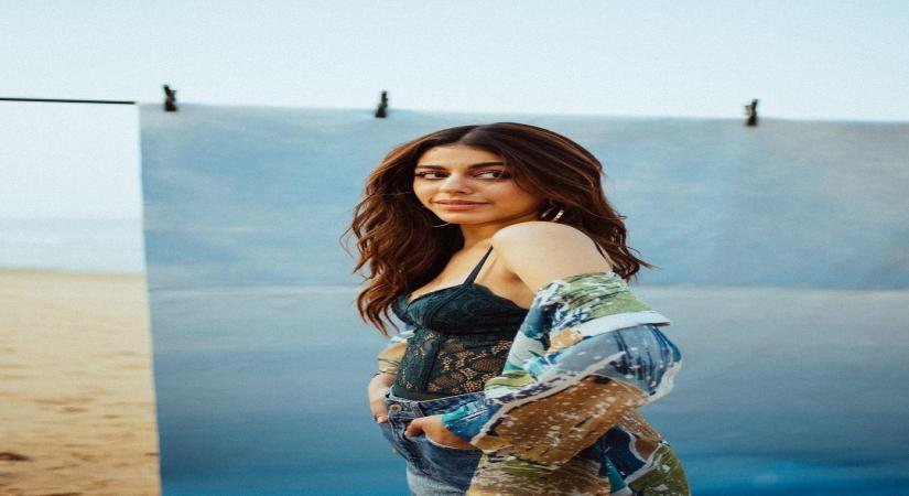 Alaya F shares her 'happy clicks on beach'