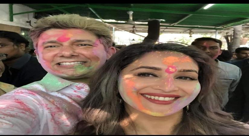 Bollywood wishes fans on Holi