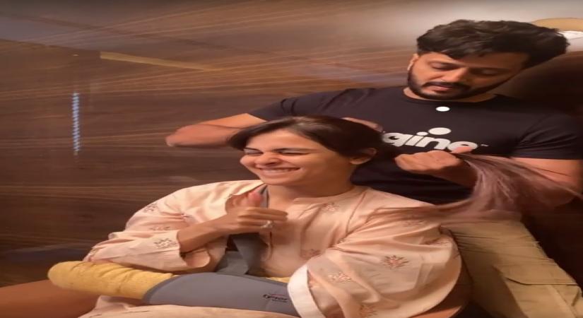 Riteish Deshmukh turns hairstylist for injured wife Genelia.(photo:instagram)
