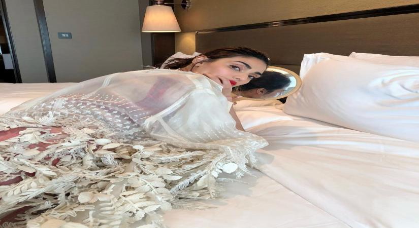 Athiya Shetty on Covid situation: Roses are red, April is grey.(photo:instagram)