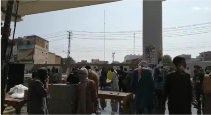 Clashes between banned TLP, police leave 'few' dead in Lahore