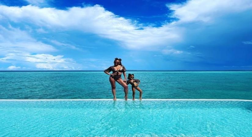 Chrissy Teigen, daughter Luna twin in black bikinis.(photo:Instagram)