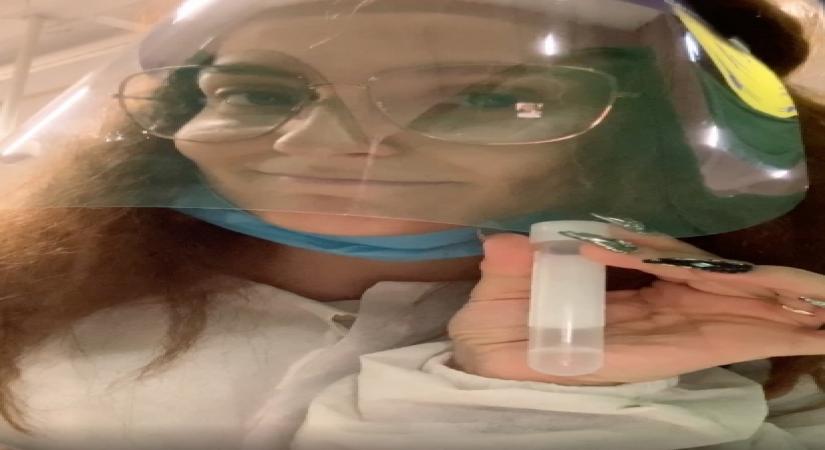 Elli AvrRam takes her own Covid-19 test in Sweden.(photo:Instagram)