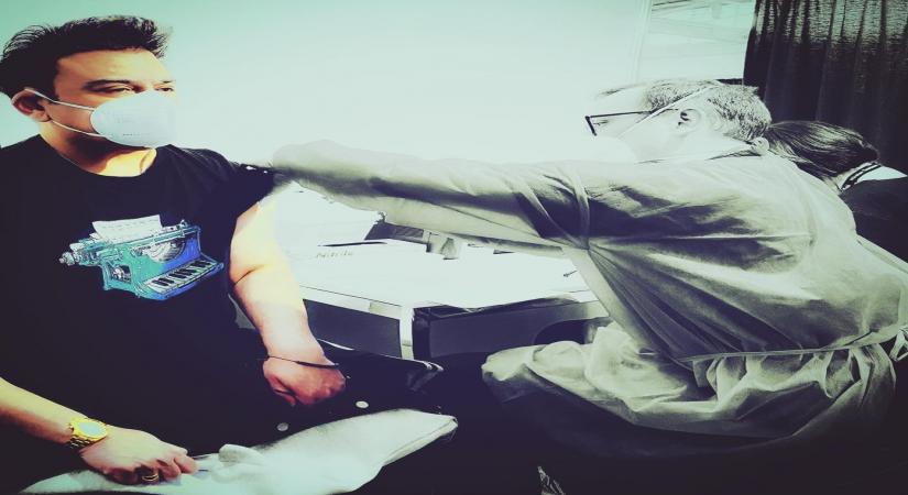 Adnan Sami gets the jab, encourages netizens.(Photo:Instagram)