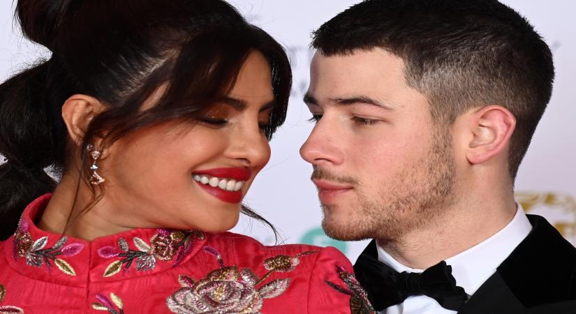 Priyanka, Nick go Ã¢ÂÂblack,redÃ¢ÂÂ on BAFTA red carpet.
