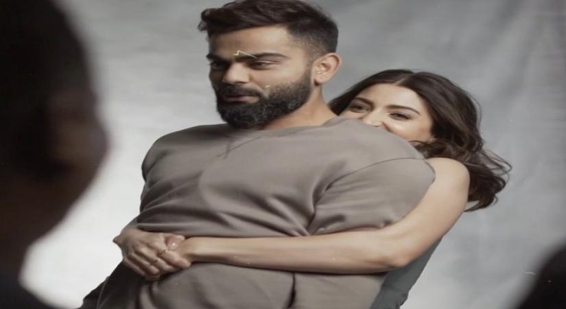 Anushka Sharma lifts Virat Kohli.(photo:Instagram)