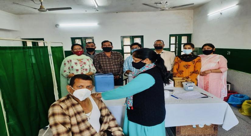 Kangana shares pics of parents getting Covid vax, says ,waiting for my turn,.(photo:Twitter)