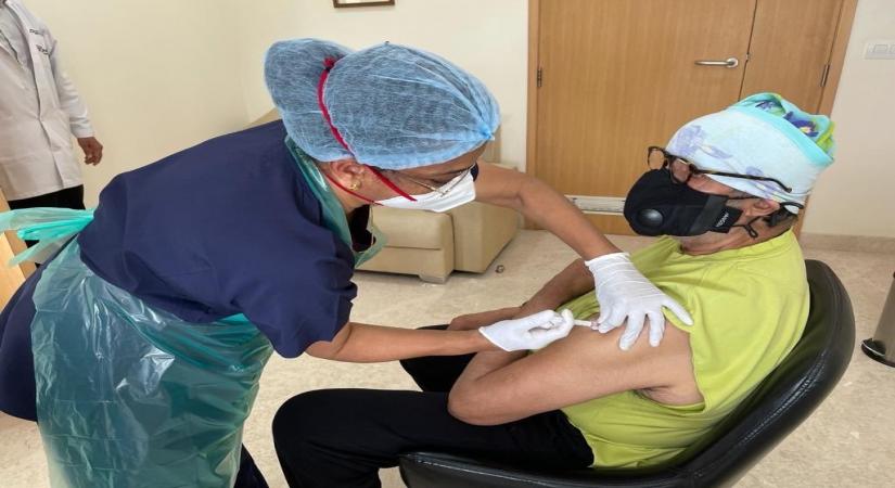 Big B gets 2nd Covid vax, shares photo.(photo:Instagram)