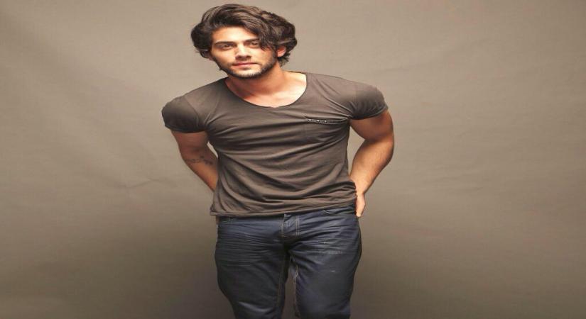 Music maestro A.R. Rahman on Friday introduced Ehan Bhat as the lead actor of his upcoming film production "99 Songs". Ehan will be seen playing a musician in the film.