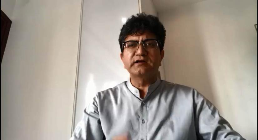 Prasoon Joshi reacts after Big B credits him for poem