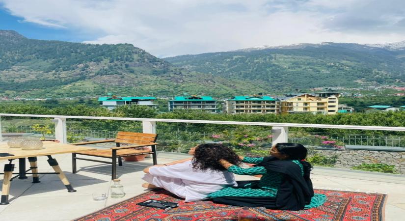 Kangana gets a hair oil massage by her mother at home.