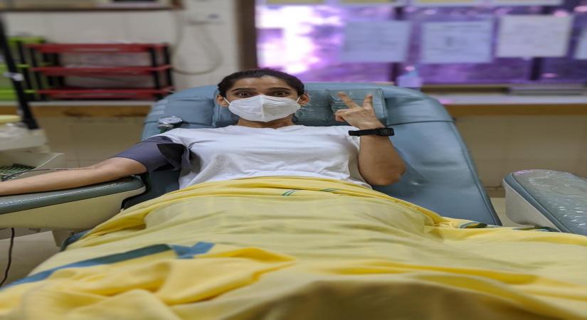 Priya Bapat donates blood after Covid recovery.